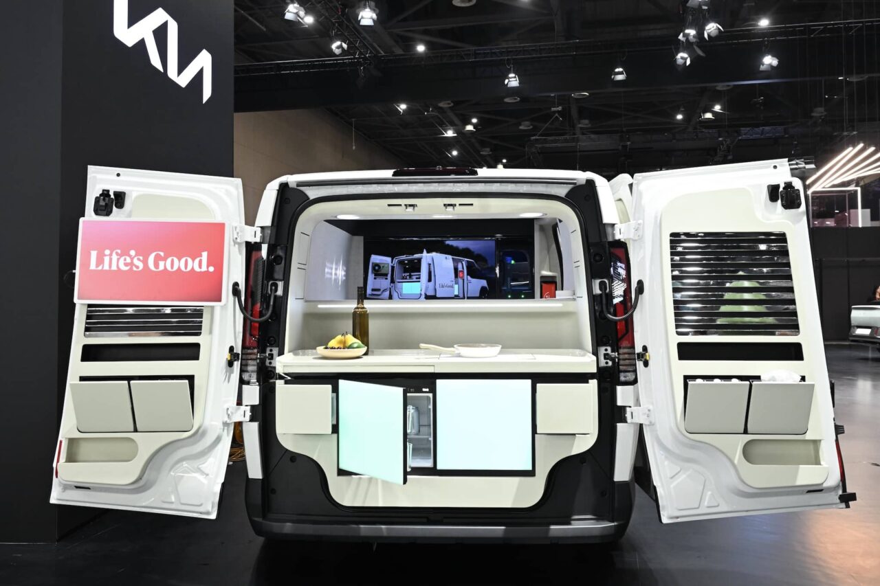 KIA PV5 avec réfrigérateur, cafetière et penderie intelligente
