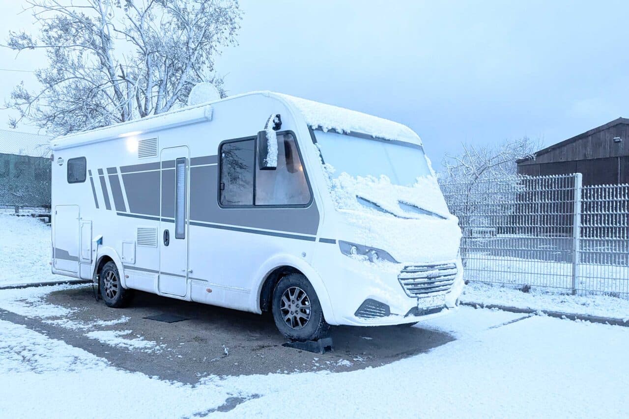 Carado I338 pro+ en test longue durée Camperstyle : intégré compact pour les campeurs de tous les temps et les familles 17 Camping-car dans la neige