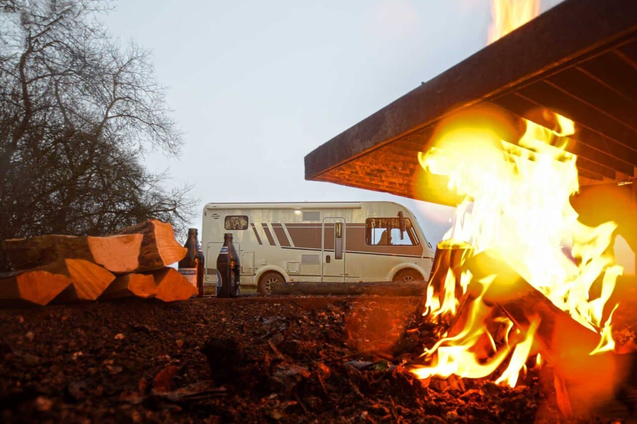 Carado I338 pro+ en test longue durée Camperstyle : intégré compact pour les campeurs de tous les temps et les familles 18 Carado I338 autour d'un feu de camp