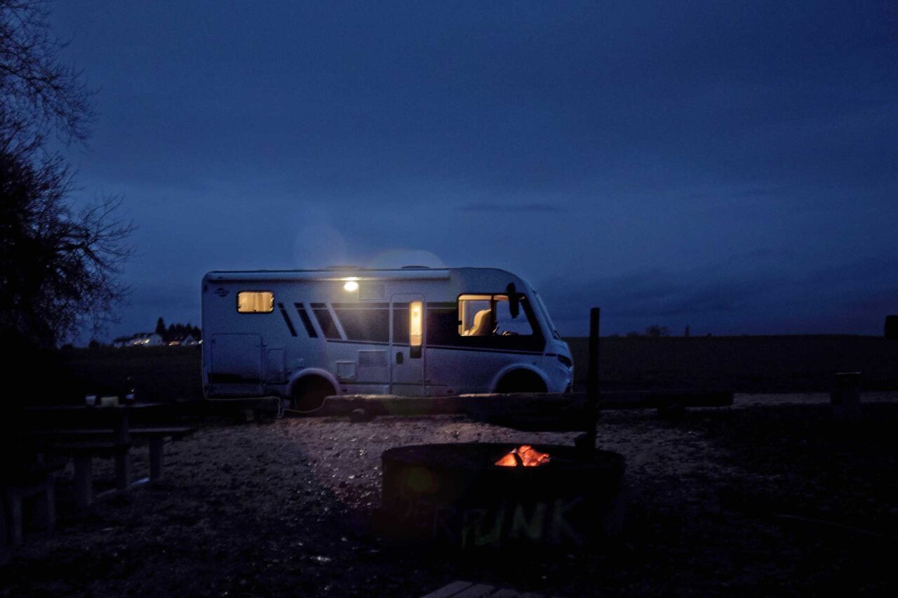 Carado I338 pro+ en test longue durée Camperstyle : intégré compact pour les campeurs de tous les temps et les familles 6 Camping-car dans la nuit