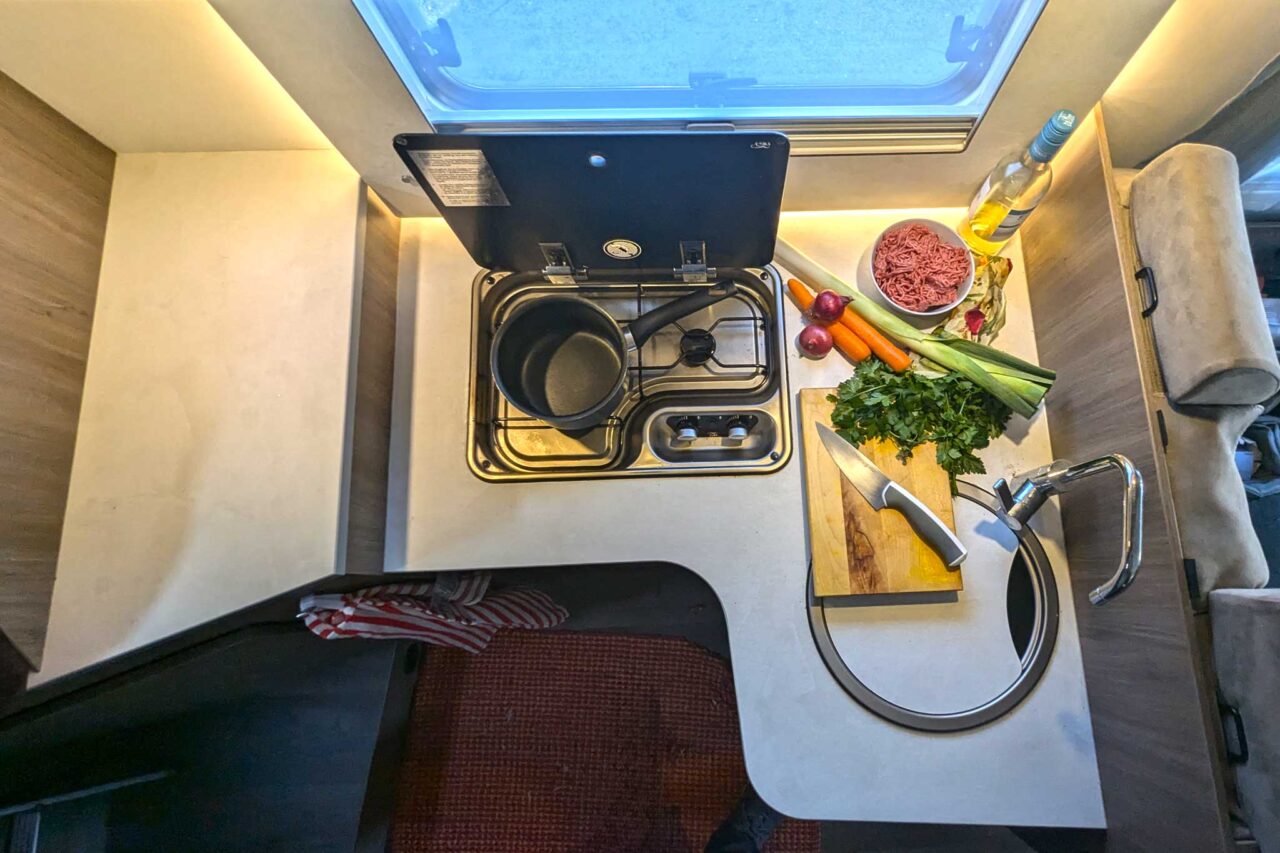 Carado I338 pro+ en test longue durée Camperstyle : intégré compact pour les campeurs de tous les temps et les familles 7 La cuisine vue d'en haut