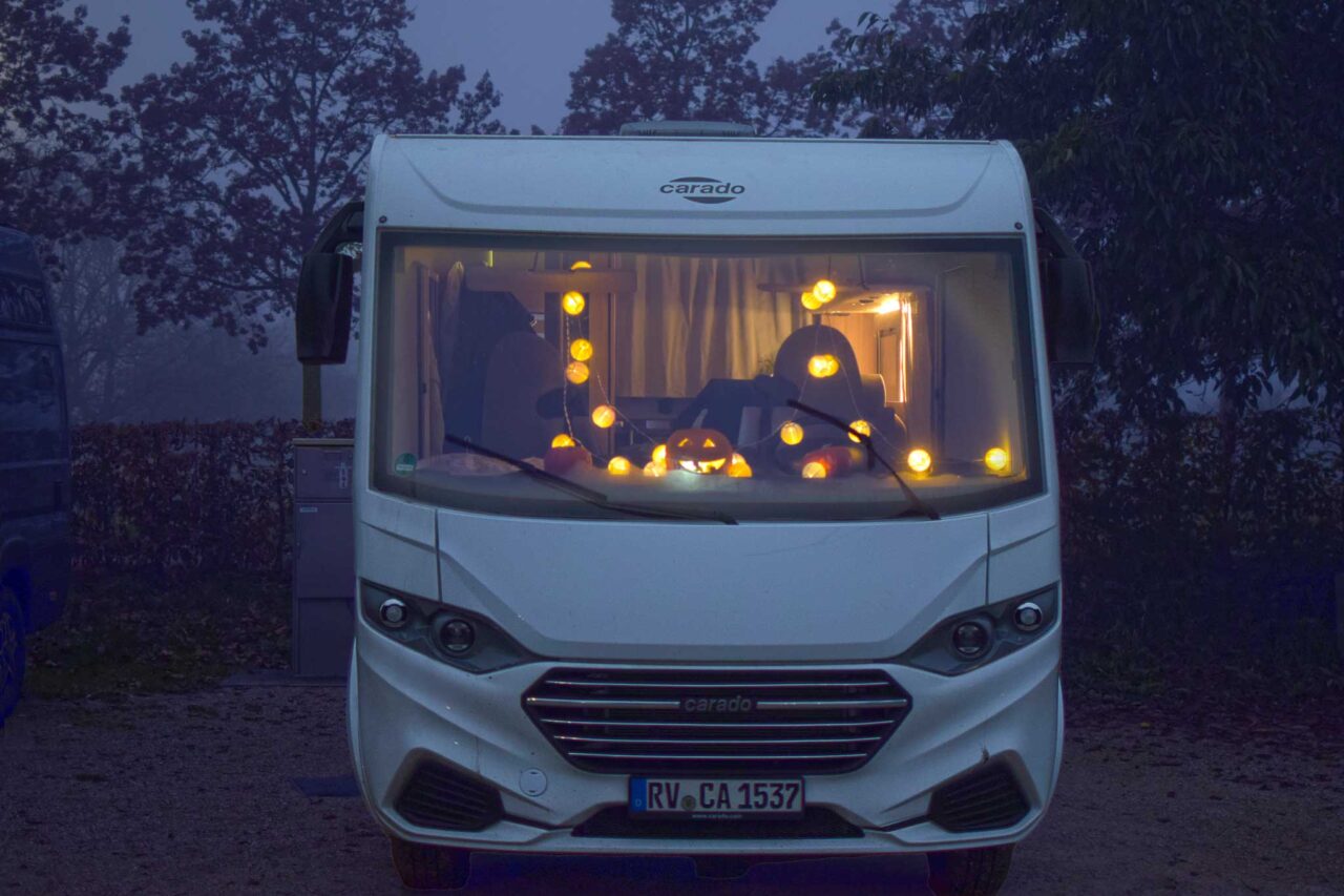 Carado I338 pro+ en test longue durée Camperstyle : intégré compact pour les campeurs de tous les temps et les familles 13 Carado I338 avec décoration d'Halloween
