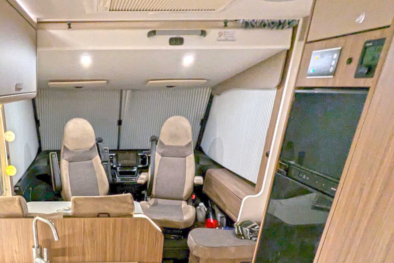 Carado I338 pro+ en test longue durée Camperstyle : intégré compact pour les campeurs de tous les temps et les familles 5 Vue de la cabine