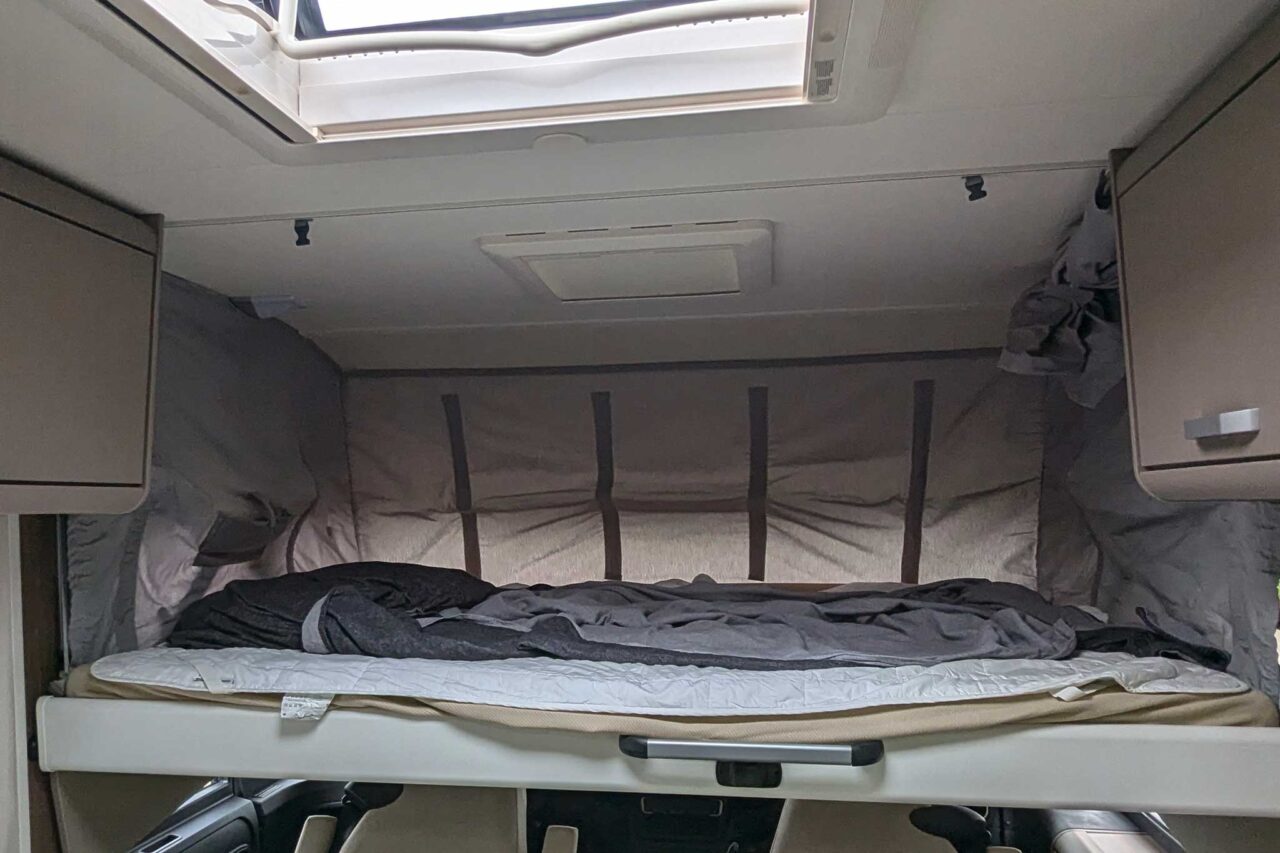 Carado I338 pro+ en test longue durée Camperstyle : intégré compact pour les campeurs de tous les temps et les familles 4 Lit de pavillon