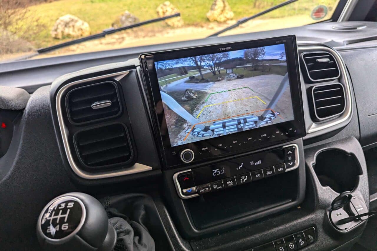 Carado I338 pro+ en test longue durée Camperstyle : intégré compact pour les campeurs de tous les temps et les familles 16 Écran pour caméra de recul