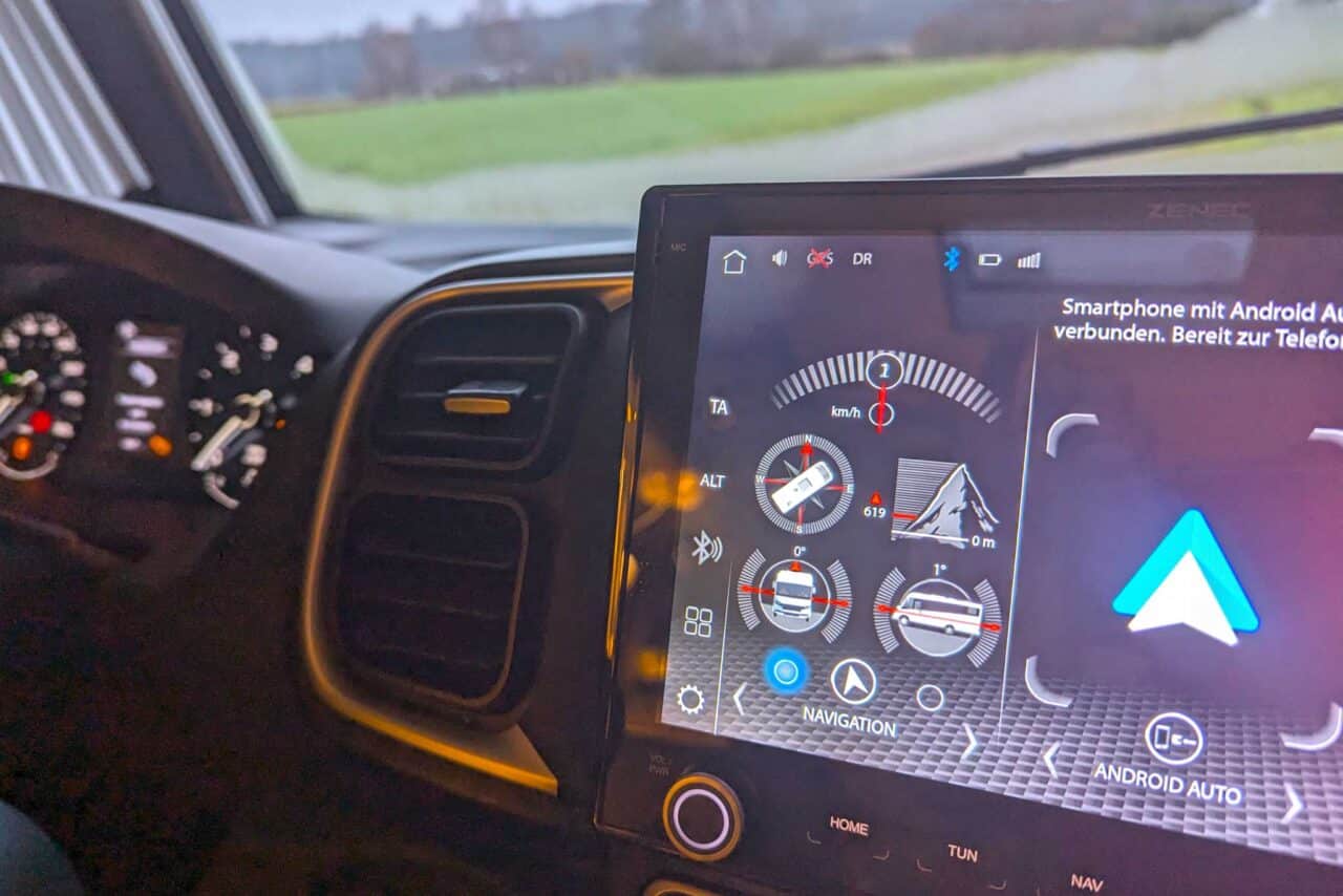 Carado I338 pro+ en test longue durée Camperstyle : intégré compact pour les campeurs de tous les temps et les familles 15 Unité multimédia avec navigation dans le Fiat Ducato