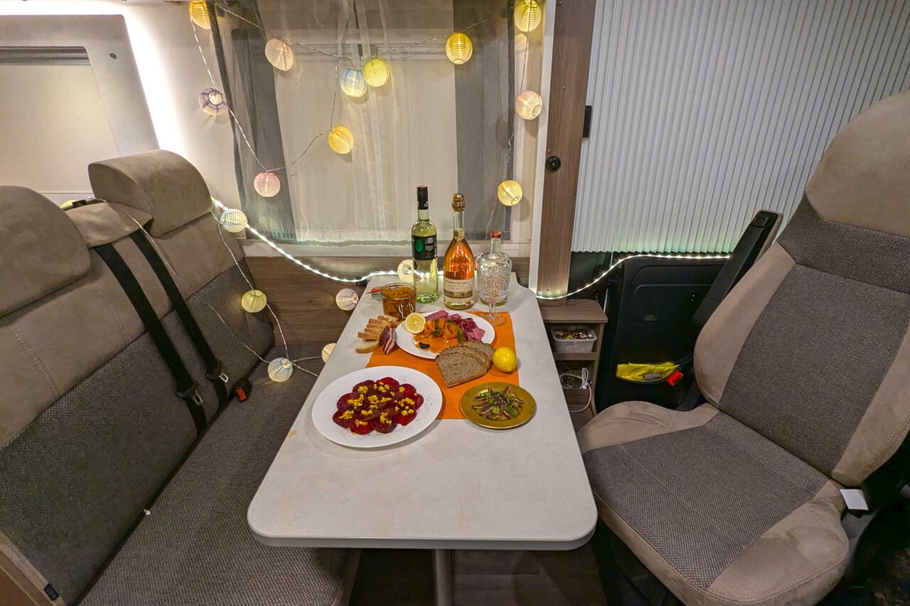 Carado I338 pro+ en test longue durée Camperstyle : intégré compact pour les campeurs de tous les temps et les familles 12 Table dressée